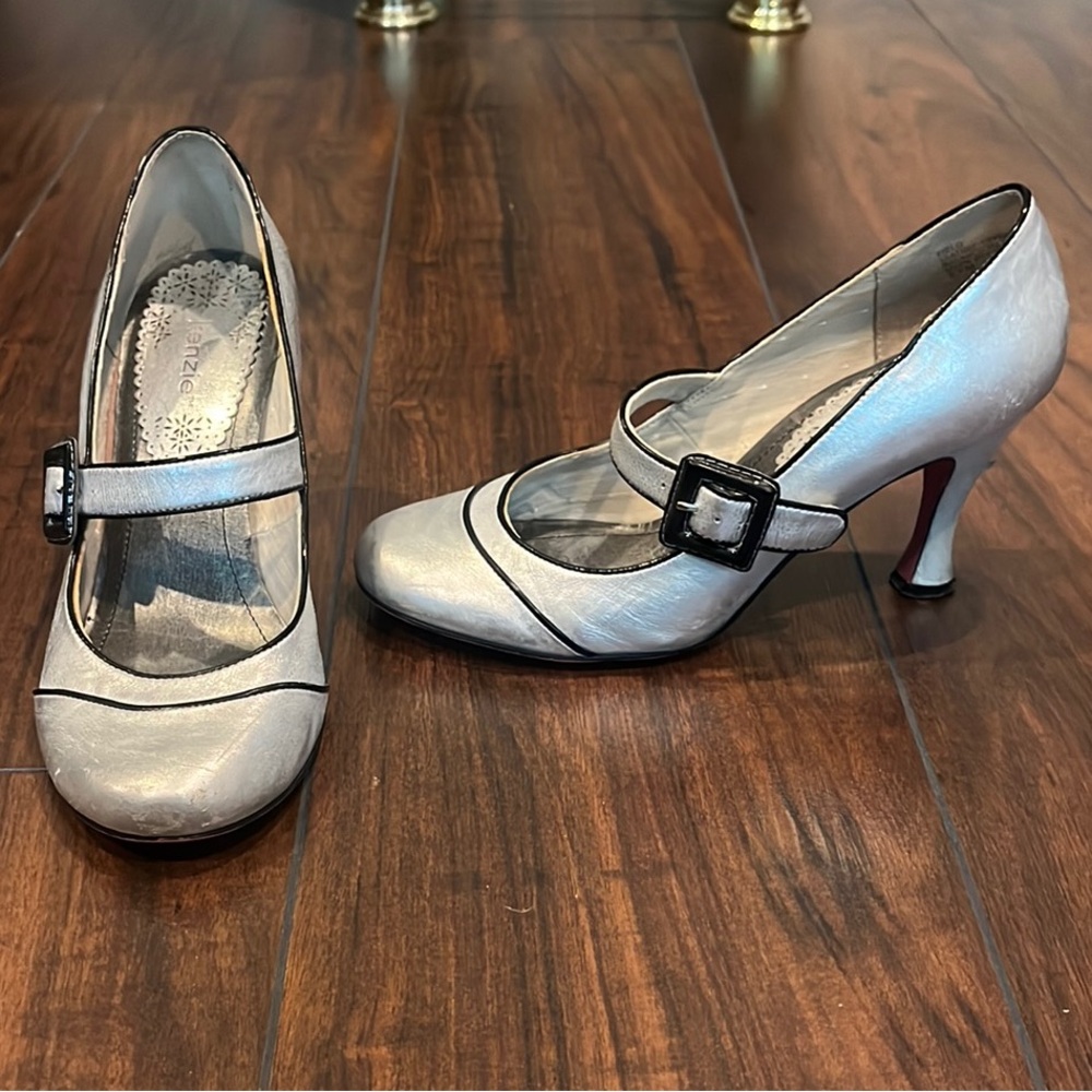 ✨ Kenzie Silver Mary Jane Heels – Size 8.5 ✨
